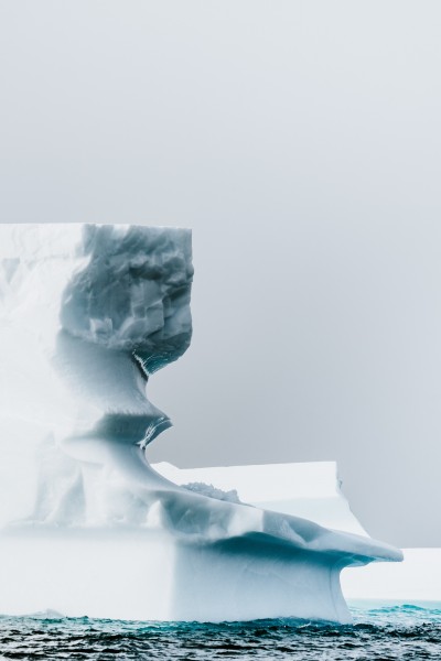 露在海面上冰山图片(14张)