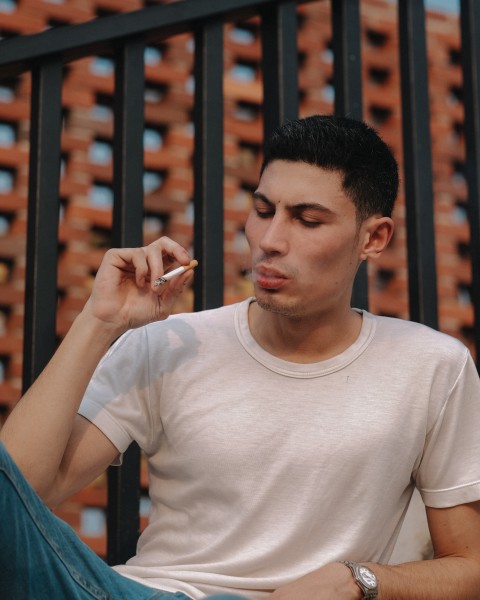 穿白T恤的男人图片(13张)