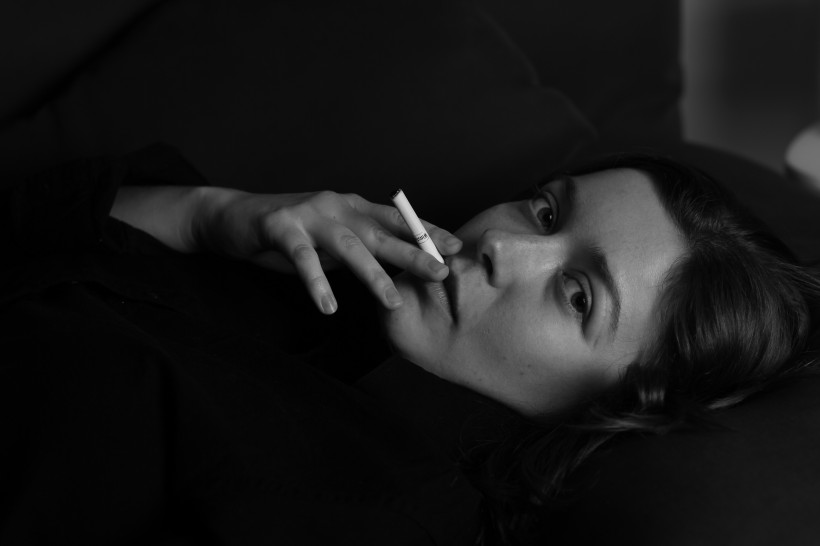 抽烟的美女图片(13张)