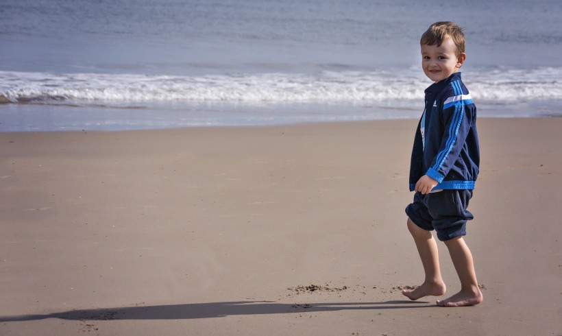在海边玩耍的小男孩图片(11张)