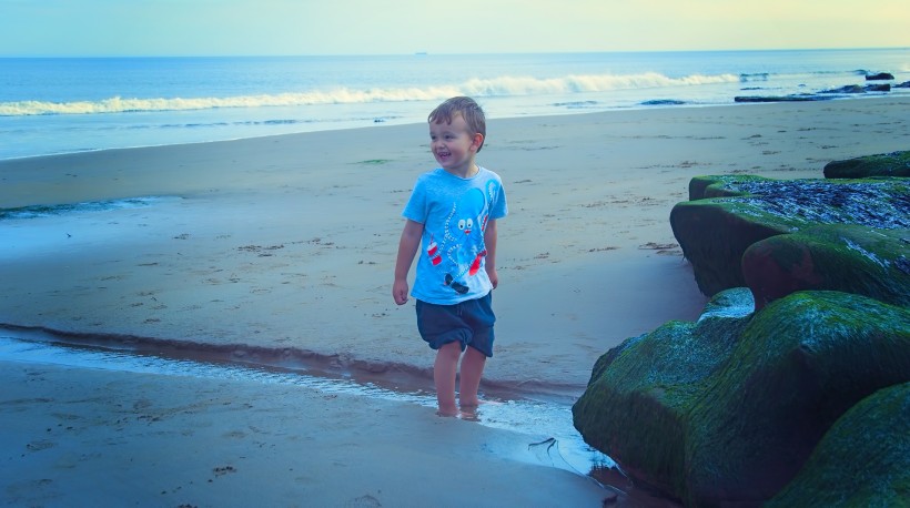 在海边玩耍的小男孩图片(11张)