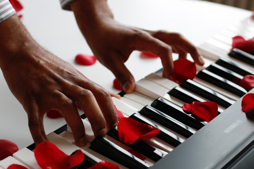 弹钢琴的双手图片(10张)