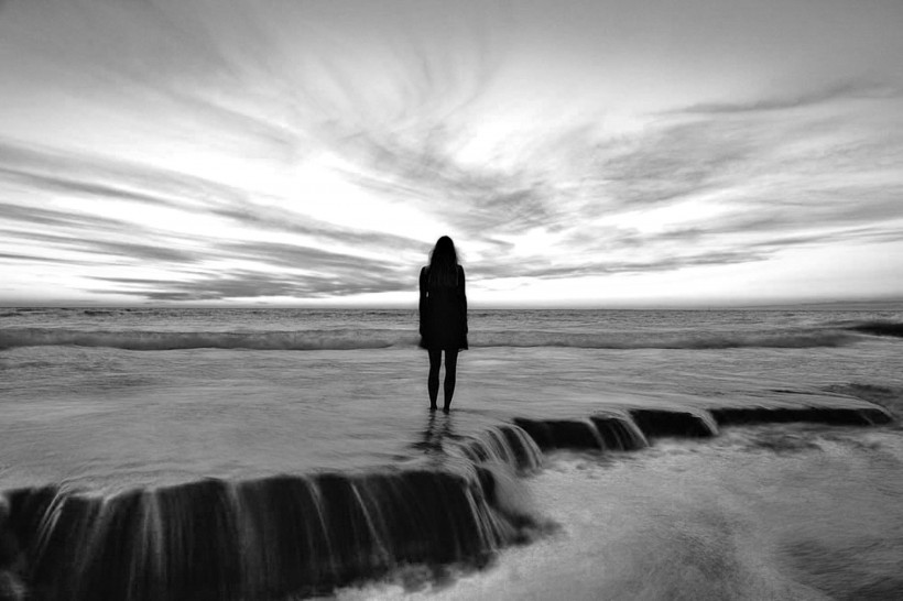 海边的美女黑白照片图片(10张)
