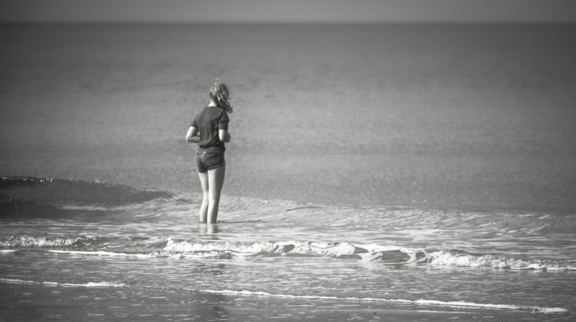 海边的美女黑白照片图片(10张)