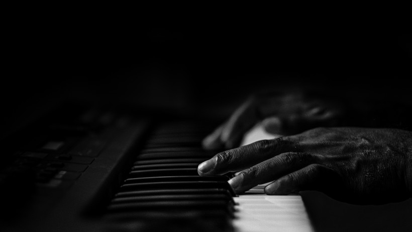 弹钢琴的双手图片(10张)