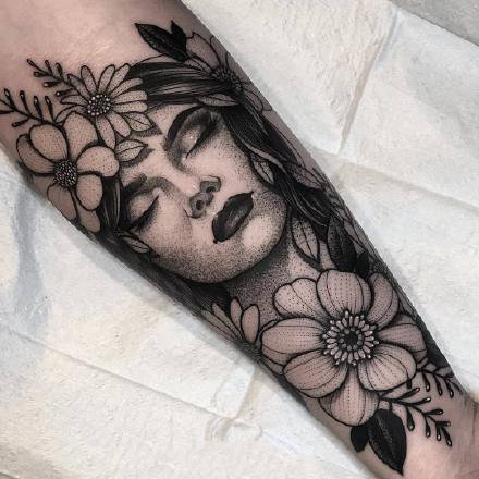 手臂女郎纹身：9款包臂的黑灰女郎纹身作品