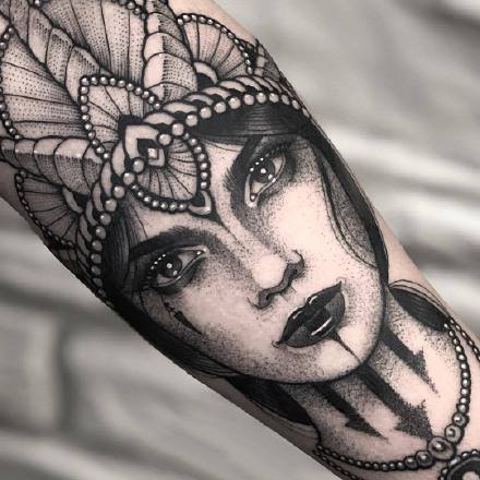 手臂女郎纹身：9款包臂的黑灰女郎纹身作品