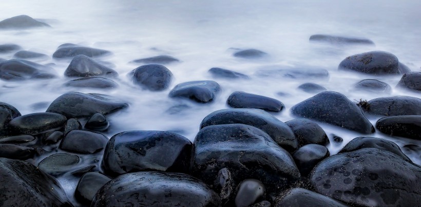 海边的黑色鹅卵石图片(12张)