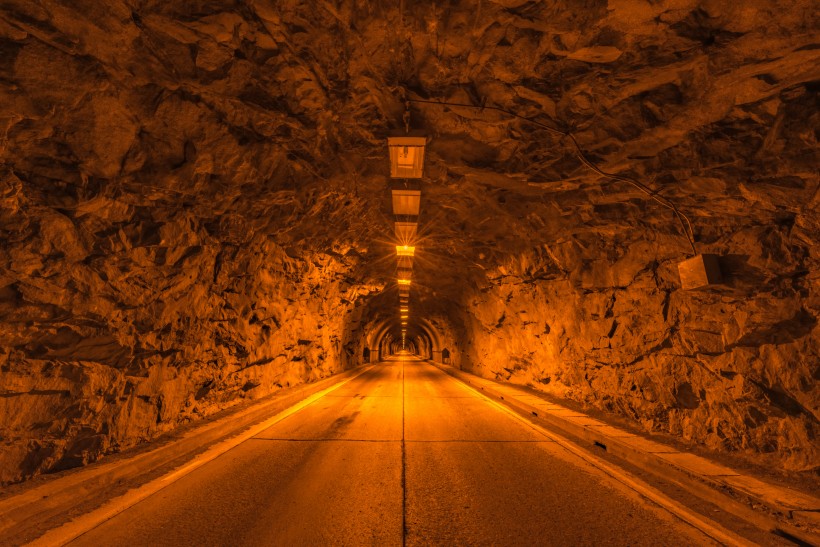 阴暗的公路隧道图片(12张)