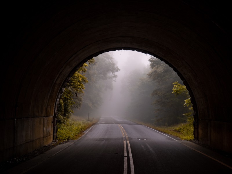 阴暗的公路隧道图片(12张)