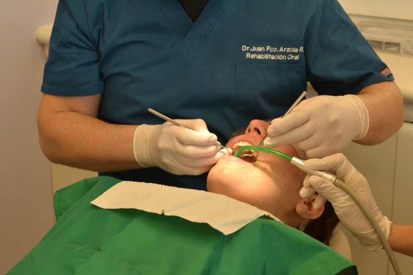 正在治疗的牙科医生图片(10张)
