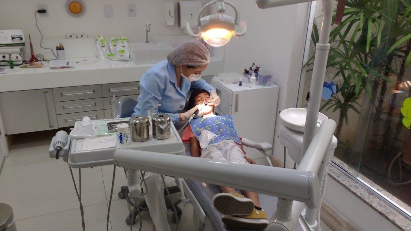 正在治疗的牙科医生图片(10张)