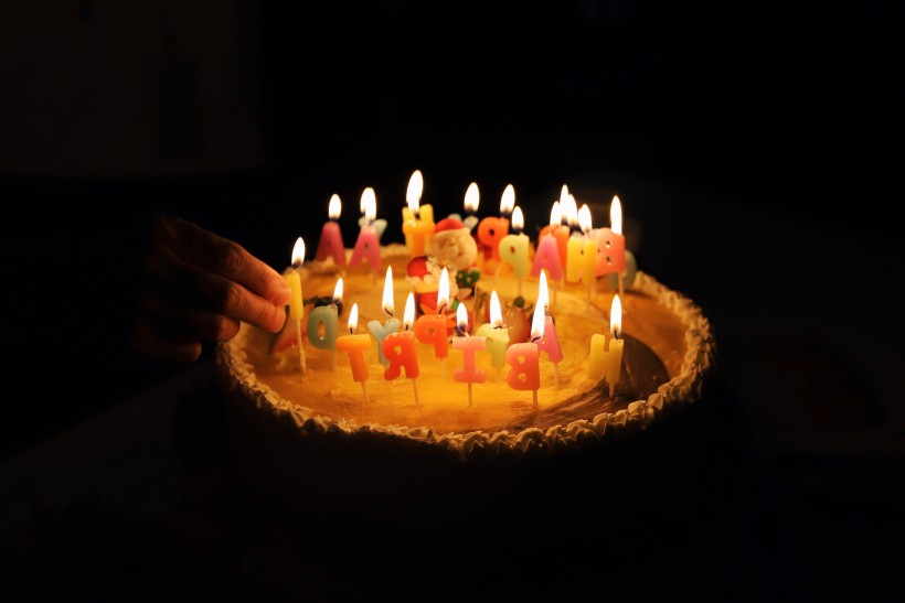 插着蜡烛的生日蛋糕图片(11张)