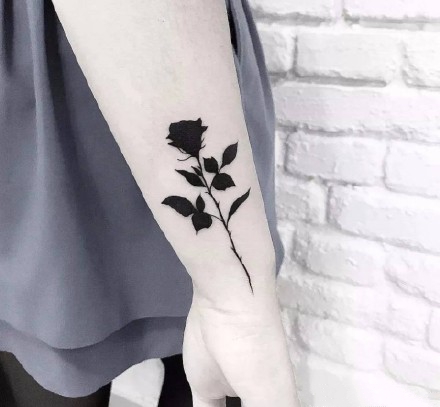 黑玫瑰纹身 9款小清新的黑色玫瑰花纹身图案