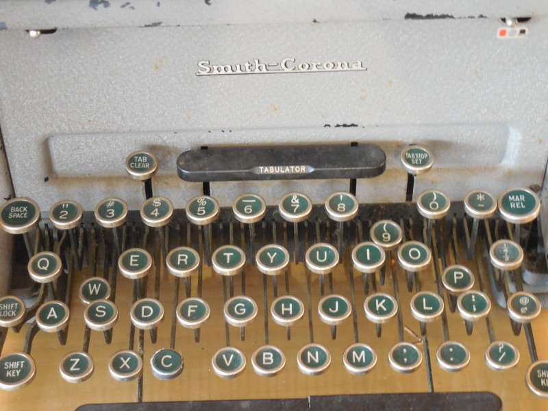 老式打字机上的键盘特写图片(13张)