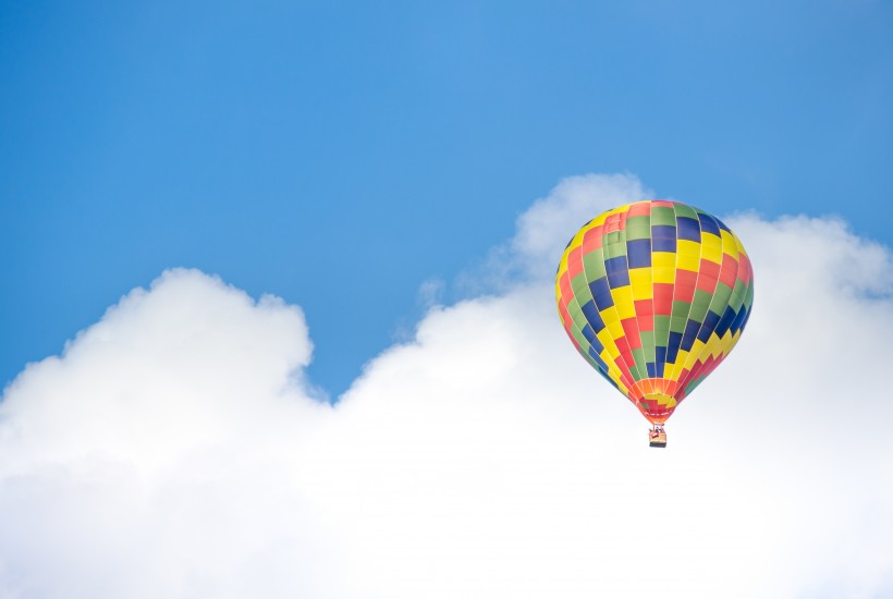 空中飘荡的热气球图片(13张)