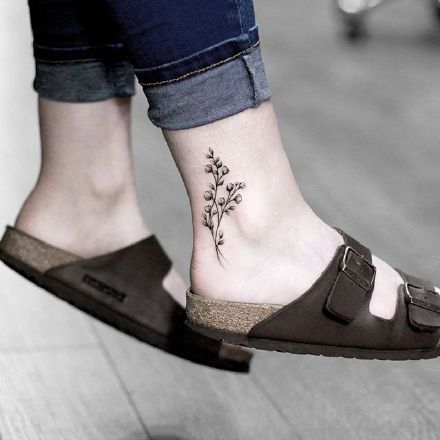 脚踝处小清新的9张小花卉纹身图片