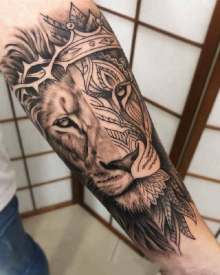 狮子纹身 包小臂的一组写实风格的狮子纹身图案