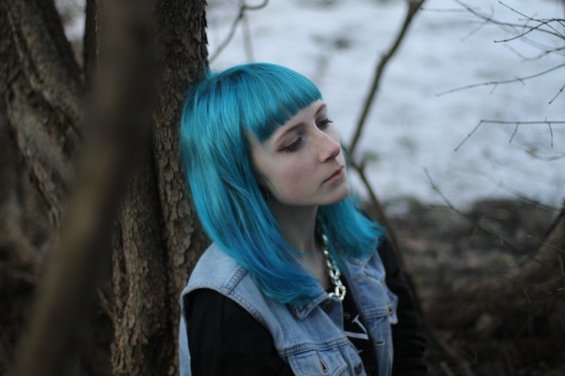 蓝色头发的美女图片(11张)