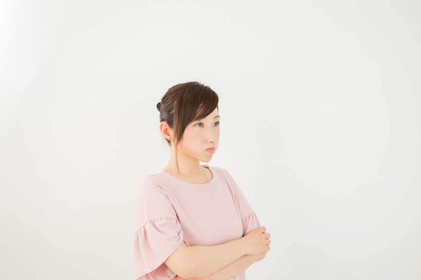 一个穿着粉色短袖的女孩图片(12张)