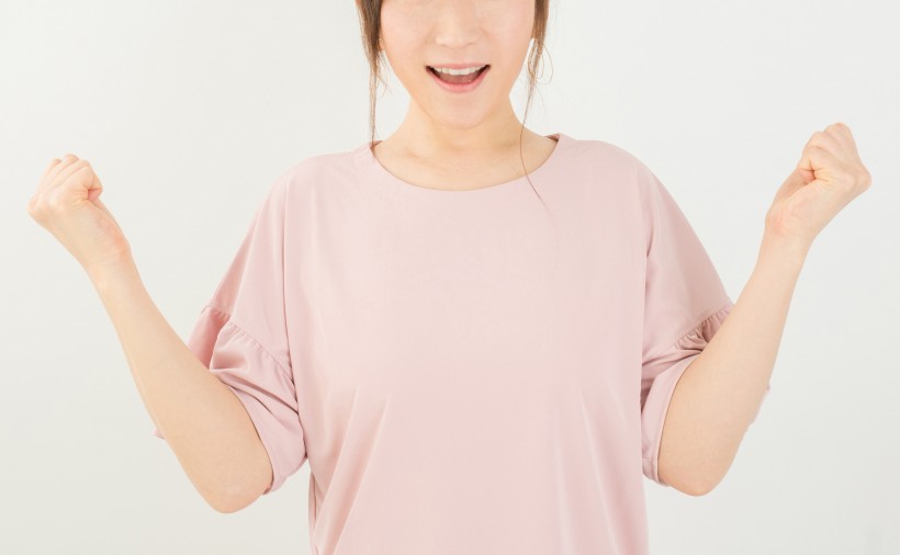一个穿着粉色短袖的女孩图片(12张)