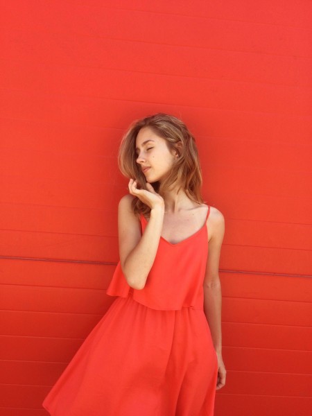 穿红色裙子的模特图片(10张)
