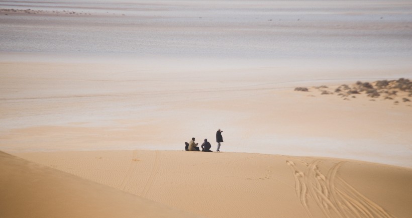 沙漠里的人图片(14张)