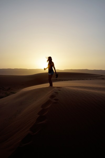 沙漠里的人图片(14张)