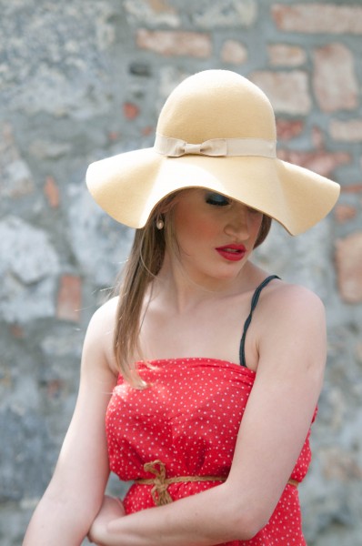 穿着红色裙子带着橙黄色的帽子的外国女子图片(9张)