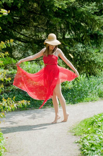 穿着红色裙子带着橙黄色的帽子的外国女子图片(9张)