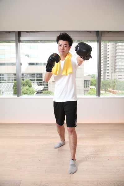 一男子戴着黑色拳套在练拳击图片(11张)