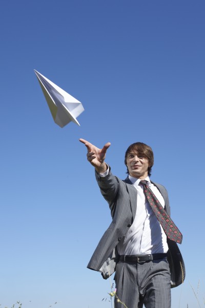 一个西装革履的外国男子在玩纸飞机图片(10张)