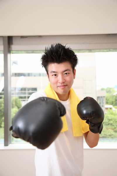 一男子戴着黑色拳套在练拳击图片(11张)