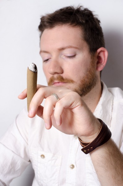 一个穿着白色T恤的男子正在抽烟图片(13张)