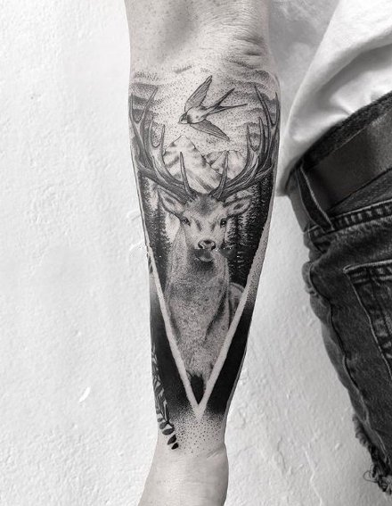 手臂鹿纹身 9款黑灰色的包臂鹿头纹身图案