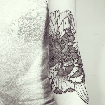 超帅的一组9张花卉线条纹身作品欣赏
