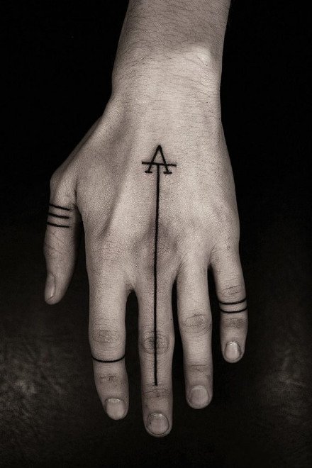 个性的9款手指上的纹身艺术图片