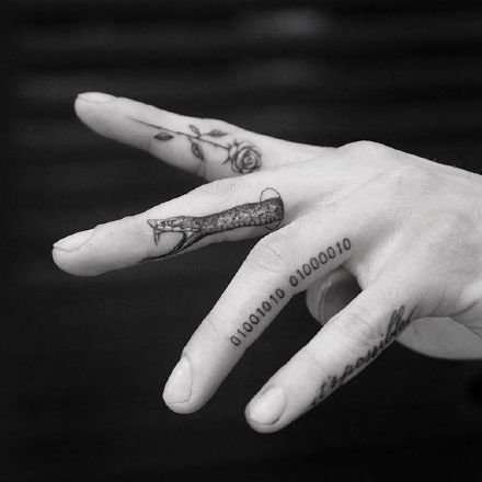 个性的9款手指上的纹身艺术图片