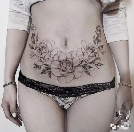女生遮盖伤疤的性感腰部图案纹身