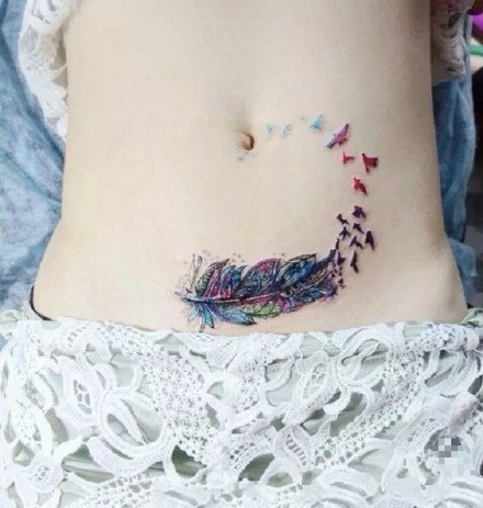 女生遮盖伤疤的性感腰部图案纹身