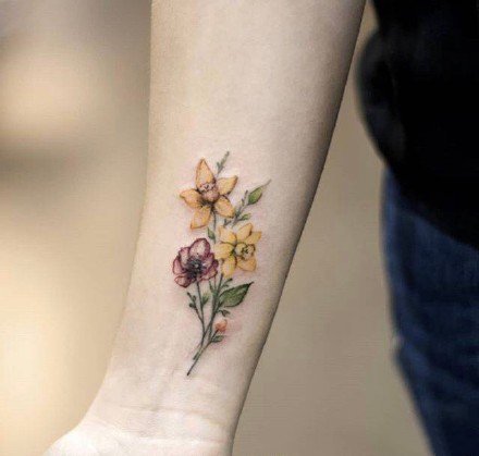 18款淡淡彩色的小臂花卉纹身图片