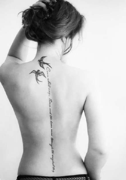 女生脊柱纹身 适合女神的性感脊柱小花纹身图