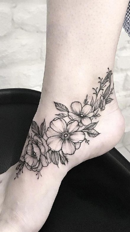 女生脚背和脚踝的漂亮小花卉纹身图片