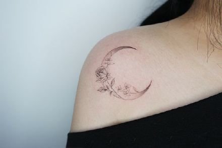 九款美丽的月亮小纹身图案欣赏