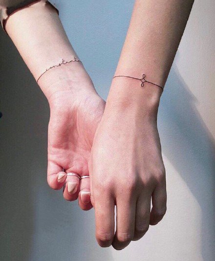 极简手腕小臂上的线条手环等纹身图案