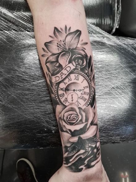 手臂钟表纹身 黑灰色包小臂的9款玫瑰花卉与钟表纹身图片
