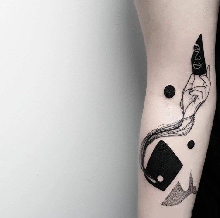 纯黑色的18款个性手臂小黑图纹身作品