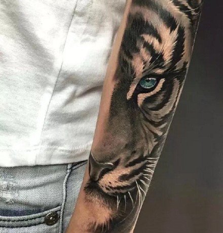 小臂老虎纹身 男生包小臂的黑灰写实老虎纹身图案