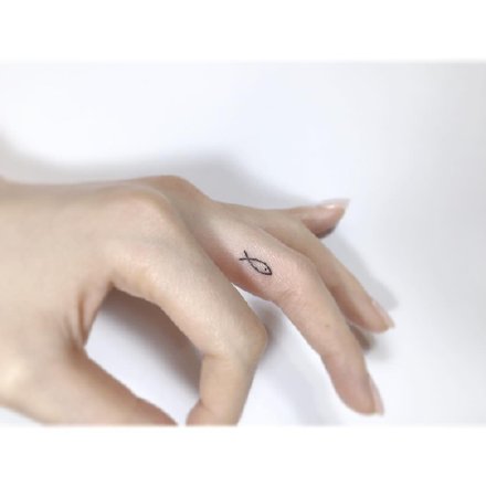 金泰妍纹身 韩国明星金泰妍身上的全部纹身图案
