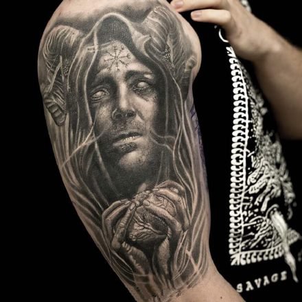 大臂写实纹身 欧美9款包大臂的黑灰写实纹身图片